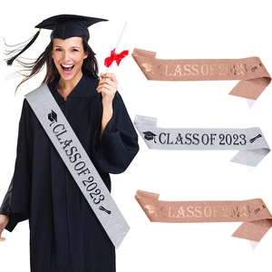 Details von silbernen und roségoldenen Class of 2023 Schärpen mit Glitzereffekt