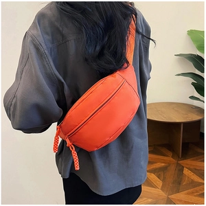 Détail du sac banane étanche orange vif avec fermetures à glissière en corde tissée
