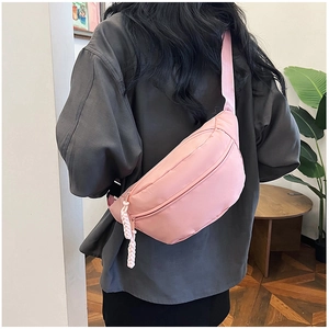 Vue détaillée de la sangle réglable et de l'arrière du sac de poitrine rose étanche