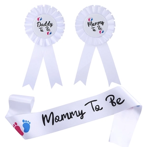 Babyparty Set mit Mommy To Be Schärpe und Daddy To Be Anstecknadeln aus weißem Satin