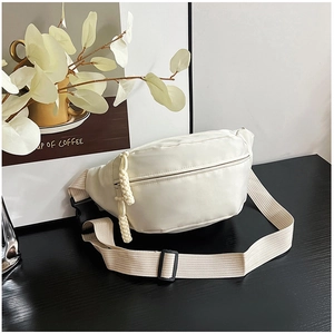 Détail du sac de poitrine étanche avec tirette de fermeture en corde et boucle robuste