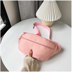 Détail du sac bandoulière rose imperméable avec chaîne décorative et large sangle réglable
