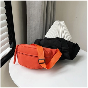 Détail de sacs bandoulière en nylon imperméable en orange vif et noir classique élégant