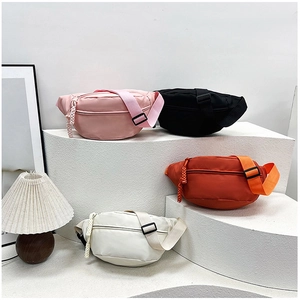 Détail de sacs de poitrine en nylon coloré avec fermetures tressées et sangles réglables