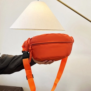 Sac de Poitrine en Nylon Minimaliste pour Femmes Sac à Bandoulière Imperméable Grande Capacité Décontracté Voyage Sac Banane