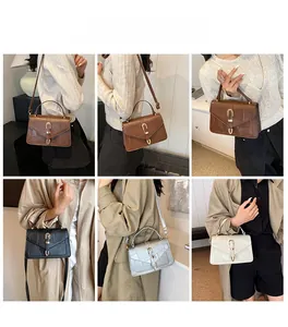 Mannequin présentant quatre coloris de petits sacs à rabat avec boucle en forme de U
