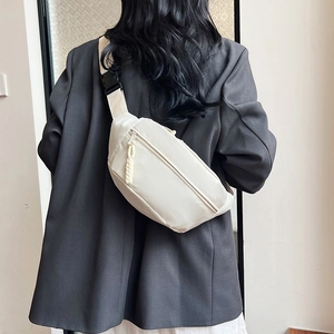 Sac bandoulière imperméable en nylon crème avec fermeture à glissière tissée pour femme
