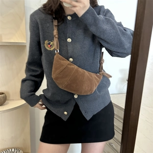 Sac croissant en daim marron avec texture plissée et bandoulière à nœud chic