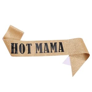 Détail de l'écharpe de fête pailletée or champagne avec texte noir HOT MAMA pour la fête