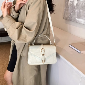 Sac bandoulière chic blanc cassé avec boucle dorée et poignée supérieure élégante