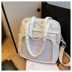 Détail d'un sac cabas blanc en nylon avec poches en filet et bandoulière ajustable