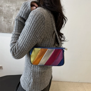 Sac bandoulière à rayures arc-en-ciel avec chaîne, fini métallique et décorations