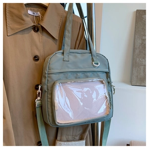 Détail du sac fourre-tout en nylon vert avec poche avant transparente et doublure filet