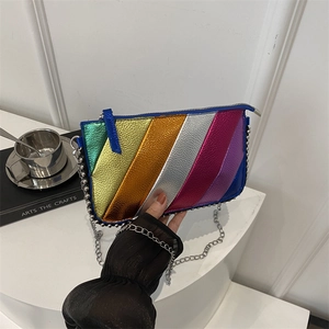 Sac bandoulière en cuir arc-en-ciel avec chaîne argentée et finition métallisée