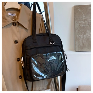 Détail du sac ita noir avec fenêtre transparente pour badges sur un support sobre