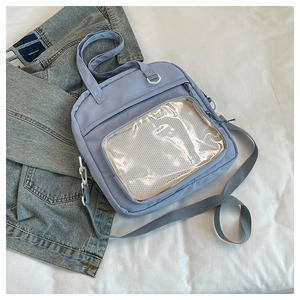 Vue détaillée du sac en nylon avec poche transparente en PVC et bandoulière grise
