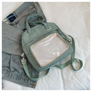 Détail du sac bandoulière vert menthe avec fenêtre PVC transparente et sangle réglable