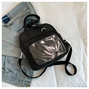 Détail du sac fourre-tout en nylon noir avec fenêtre PVC transparente et bandoulière