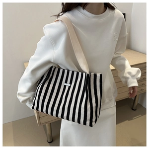 Vue détaillée du sac cabas en toile à rayures noires et blanches avec anses tissées
