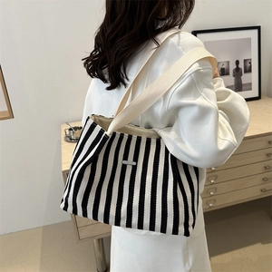 Sac fourre-tout à rayures noires et blanches avec bandoulière large et confortable