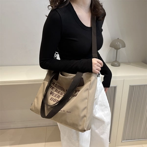 Grand sac fourre-tout en toile kaki avec imprimé lettres et anses marron foncé