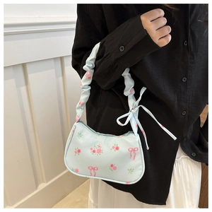 Vue détaillée du sac croissant à fleurs avec roses roses et poignée à nœud