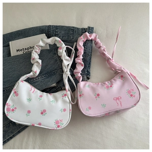 Détail de sacs à fleurs avec motifs de roses et nœuds de ruban décoratifs élégants