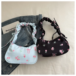 Détail de sacs sous le bras à fleurs avec anses froncées en bleu et noir