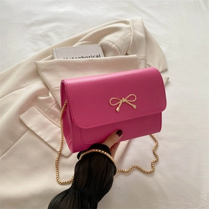 Petit Sac Carré en Cuir PU Doux Vintage pour Femmes Avec Nœud Métallique Chaîne Dorée Sac Bandoulière Sac à Épaule Tendance 2024