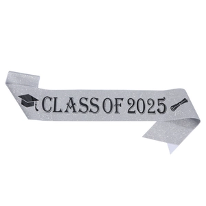 Zilveren glitter afstudeersjerp met zwarte Class of 2025 tekst en decoraties
