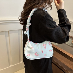 Sac à bandoulière bleu clair à fleurs avec roses roses et bandoulière froncée chic