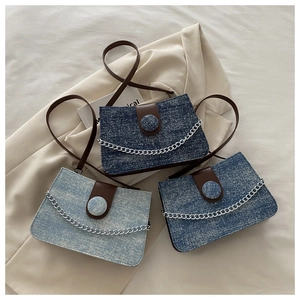 Trois nuances de sacs en denim avec rabat en cuir et grosse chaîne en métal argenté