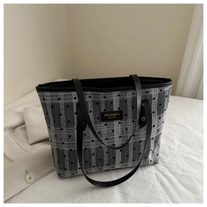 Détail du sac cabas en maille dentelle grise à pois noirs avec anses en cuir