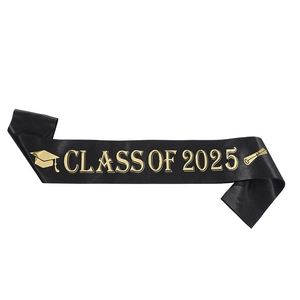 Zwarte satijnen Class of 2025 afstudeersjerp met goudfolie tekst en diploma iconen