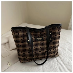 Détail du grand sac cabas à carreaux avec motifs de cœurs et bandoulière en cuir