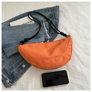 Vista de detalle del bolso de nailon oxford naranja con correa de cuerda negra estilo