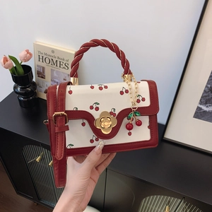 Sac à Bandoulière Cerise pour Femmes en Cuir PU avec Poignée Torsadée et Serrure Fleurie Petit Sac Carré Messager pour Femme Quotidien