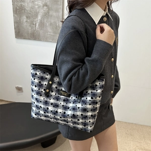 Sac fourre-tout à carreaux avec motifs de cœur et bandoulières en cuir à rivets dorés