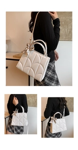 Sac bandoulière blanc avec matelassage en forme de coquille et foulard décoratif
