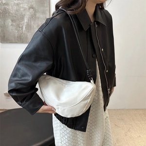 Bolso bandolera de media luna blanco en tela oxford con detalles de nudos negros en la correa