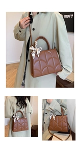 Détail d'un sac à main matelassé marron avec foulard décoratif et bandoulière