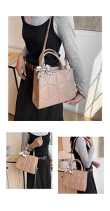 Détail du sac bandoulière matelassé beige avec foulard en soie décoratif au manche