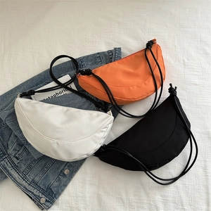 Tres bolsos de media luna minimalistas en tela oxford naranja, blanco y negro set