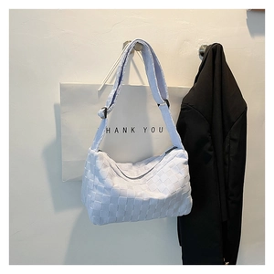 Détail du tissage lavande d'un sac cabas élégant avec une bandoulière réglable