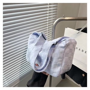 Détail du tissage et de la bandoulière réglable sur ce sac cabas bleu clair élégant