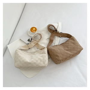 Détail de sacs hobo en velours à carreaux beige et marron avec bandoulières réglables