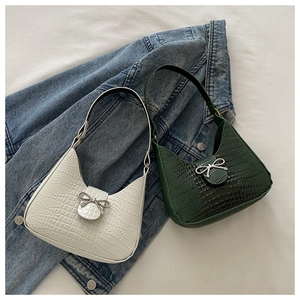 Détail de sacs hobo en relief crocodile blanc et vert foncé avec boucle noeud argenté