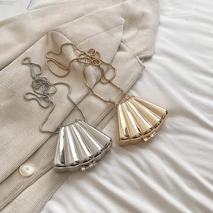 Mini shell-shaped evening clutch bag in gold and silver metal with fine snake chain