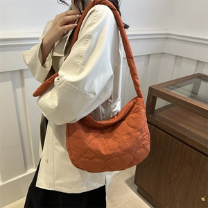 Sac à bandoulière en nylon orange matelassé en forme de cœur avec bandoulière rembourrée