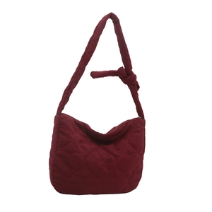 Sac à bandoulière en nylon bordeaux avec surpiqûres en cœur et bandoulière à nœud tendance